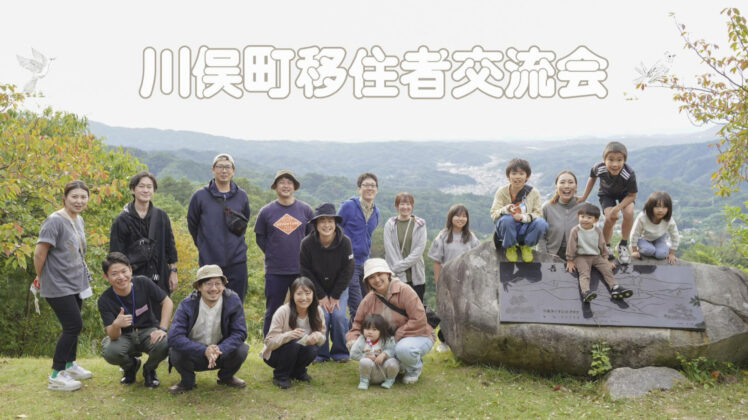 森の中で火を囲む